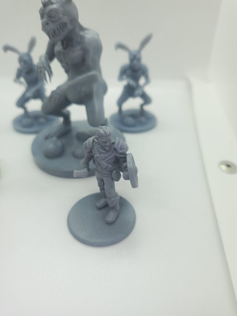 Epic Fred miniature. A half-elf bard dressed in metal armour. He has a shield in one hand and a lute in the other.